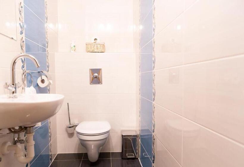 غرفة سوبيريور, Fiastyúk Udvarház