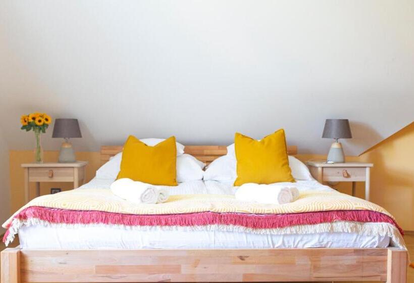 غرفة سوبيريور, Fiastyúk Udvarház