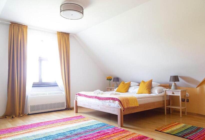 غرفة سوبيريور, Fiastyúk Udvarház