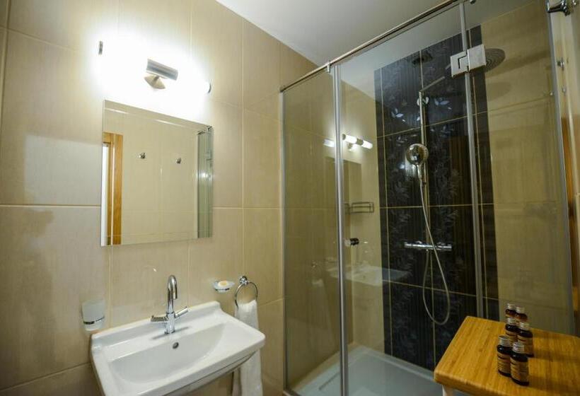 غرفة قياسية, Fiastyúk Udvarház