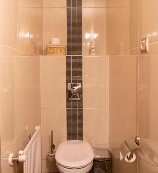 غرفة قياسية, Fiastyúk Udvarház