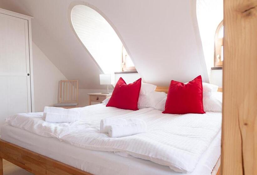 غرفة قياسية, Fiastyúk Udvarház