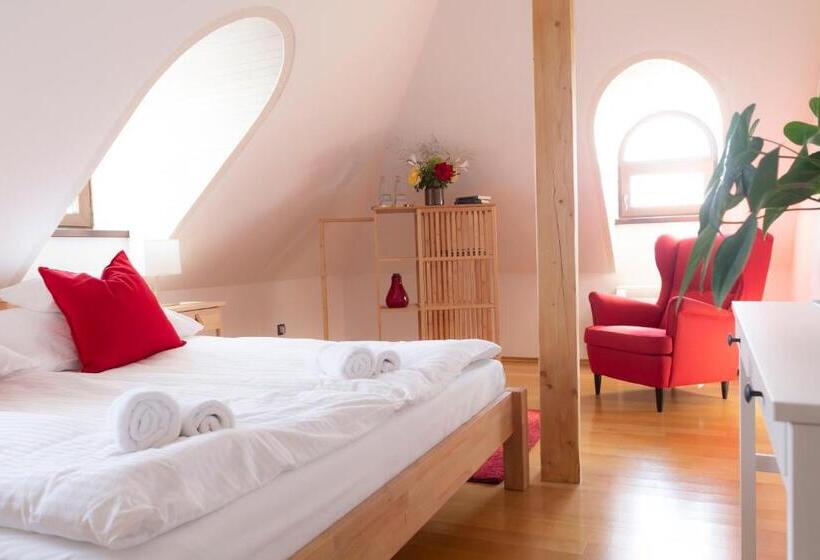 غرفة قياسية, Fiastyúk Udvarház