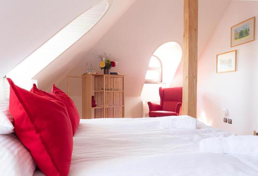 غرفة قياسية, Fiastyúk Udvarház