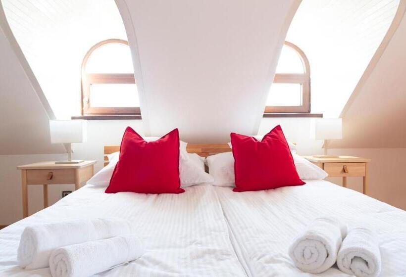 غرفة قياسية, Fiastyúk Udvarház