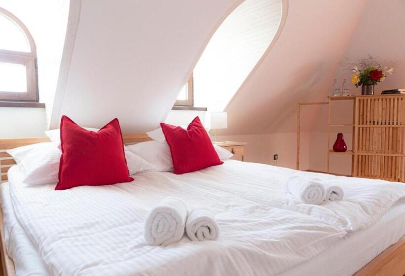 غرفة قياسية, Fiastyúk Udvarház