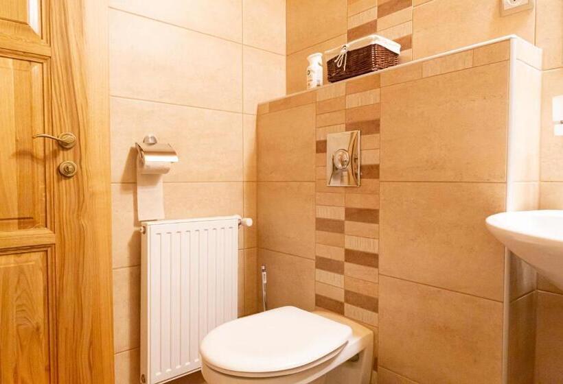 غرفة قياسية فردية, Fiastyúk Udvarház