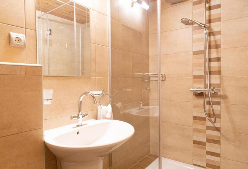 غرفة قياسية فردية, Fiastyúk Udvarház