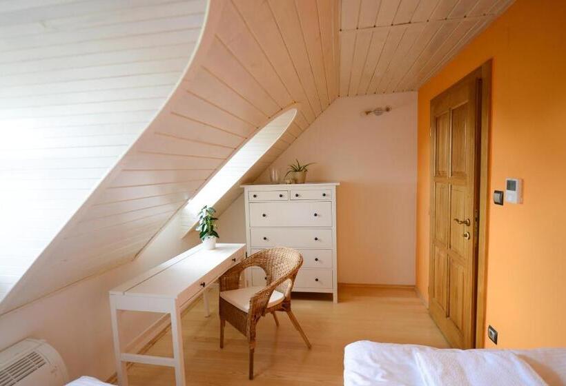 غرفة قياسية فردية, Fiastyúk Udvarház