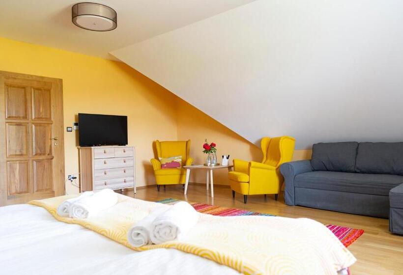 غرفة سوبيريور, Fiastyúk Udvarház