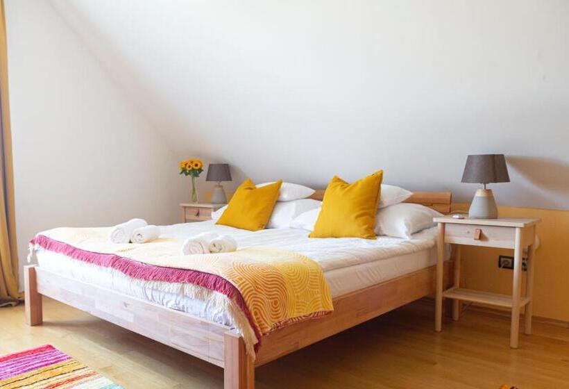 غرفة سوبيريور, Fiastyúk Udvarház