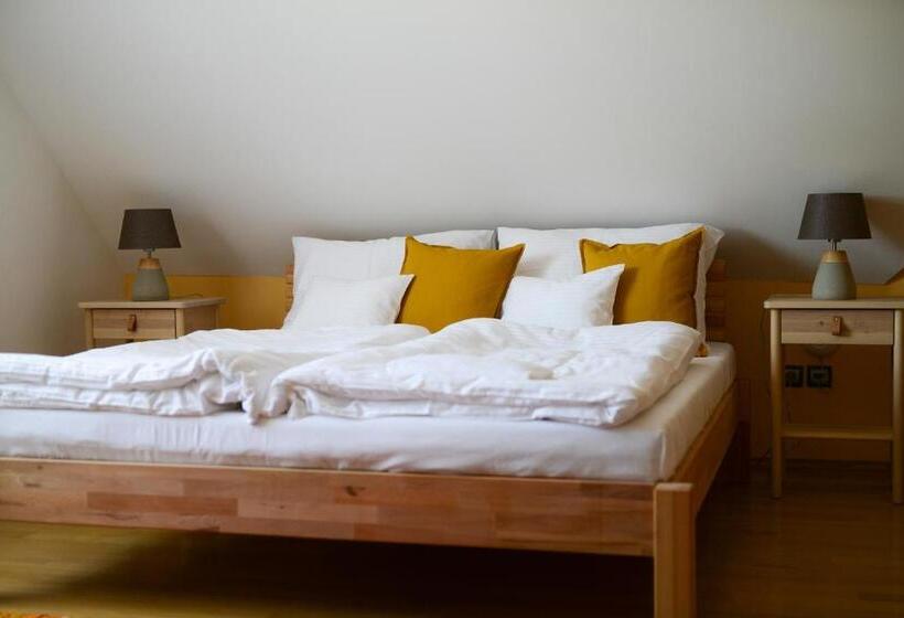 غرفة سوبيريور, Fiastyúk Udvarház