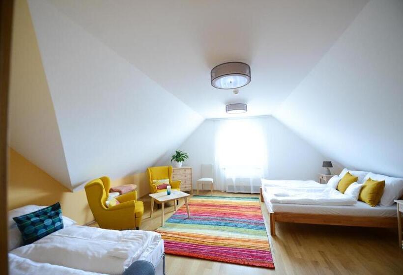 غرفة سوبيريور, Fiastyúk Udvarház