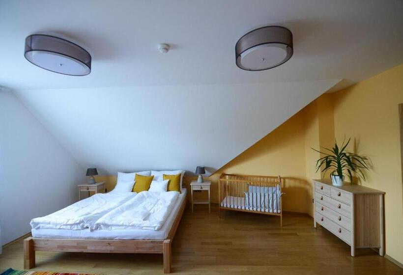 غرفة سوبيريور, Fiastyúk Udvarház