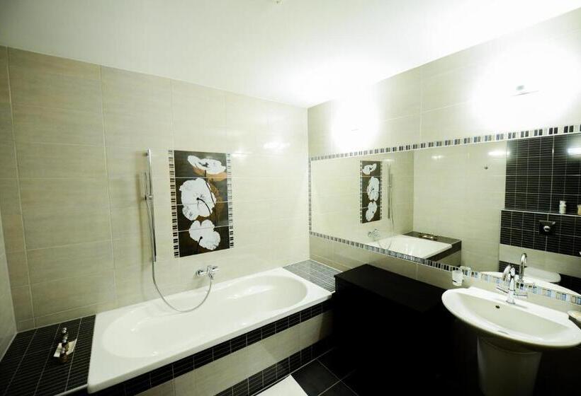 غرفة سوبيريور, Fiastyúk Udvarház