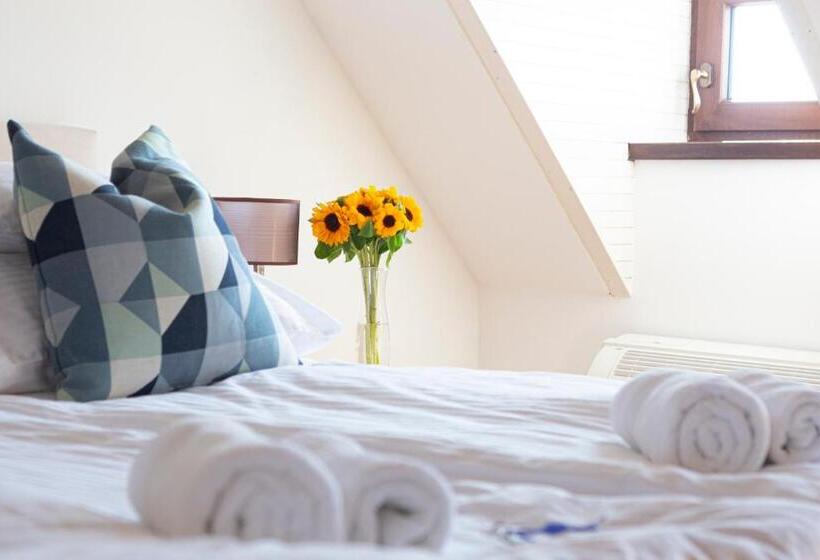 غرفة قياسية, Fiastyúk Udvarház