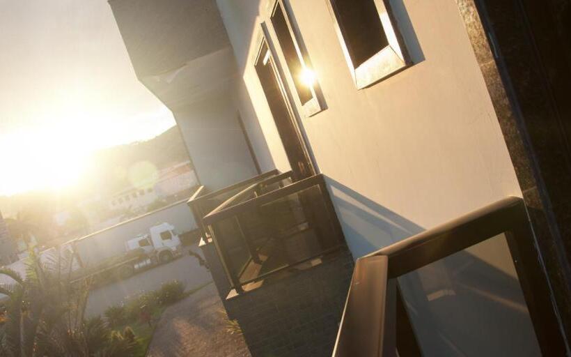 디럭스 4인 룸, Imperial