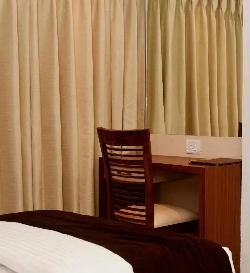 Superior Kolmen Hengen Huone, Monarch Center Point Near Dahanu Beach, Bordi