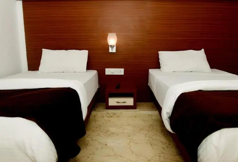 Superior Kolmen Hengen Huone, Monarch Center Point Near Dahanu Beach, Bordi