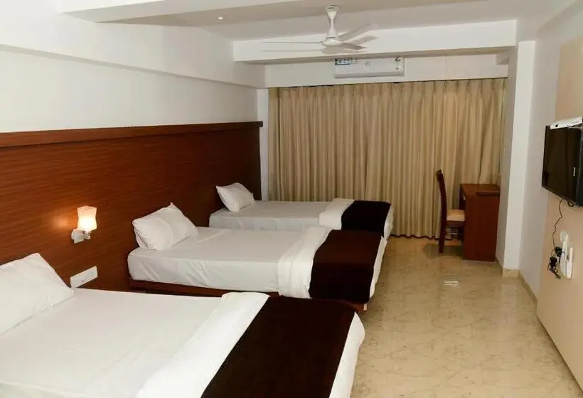 Superior Kolmen Hengen Huone, Monarch Center Point Near Dahanu Beach, Bordi