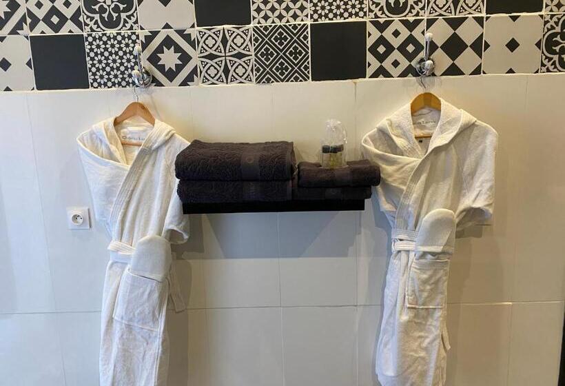 جناح مزود بجاكوزى, Le Charme De St Pierre