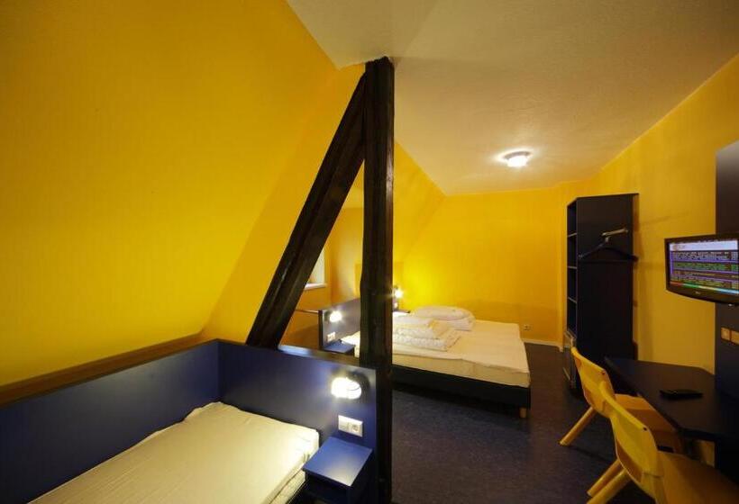 חדר סטנדרט לשלושה עם חדר אמבטיה משוף, Bed Nbudget Expo Hostel Rooms