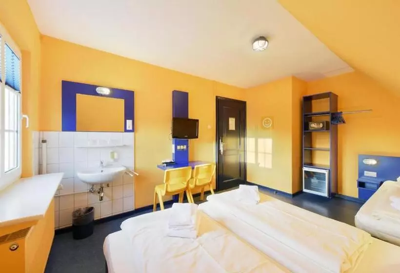Standard Kolmen Hengen Huone Jaettu kylpyhuone, Bed Nbudget Expo Hostel Rooms
