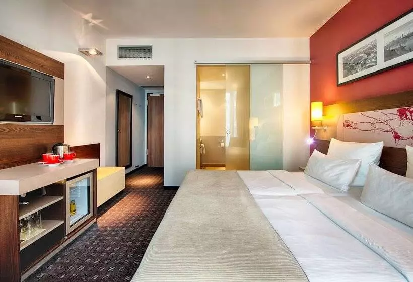 Comfort Triple Room, Leonardo Royal Hotel Munich