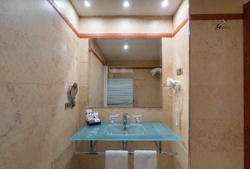 מיטת קינג בסוויטה, Super 8 By Wyndham Iah West/greenspoint