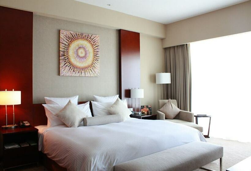 디럭스 룸, The Qube