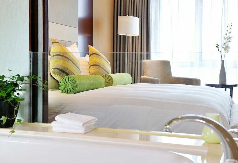 디럭스 룸, The Qube