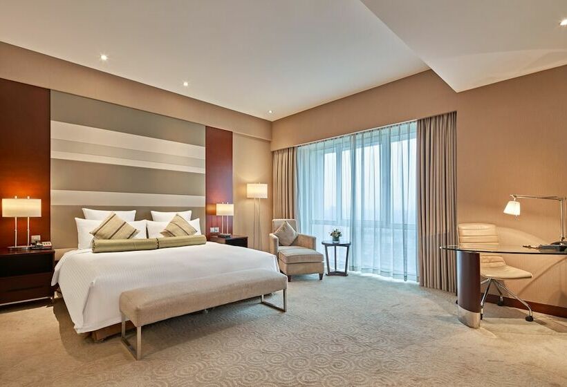 디럭스 룸, The Qube