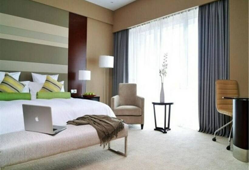 디럭스 룸, The Qube