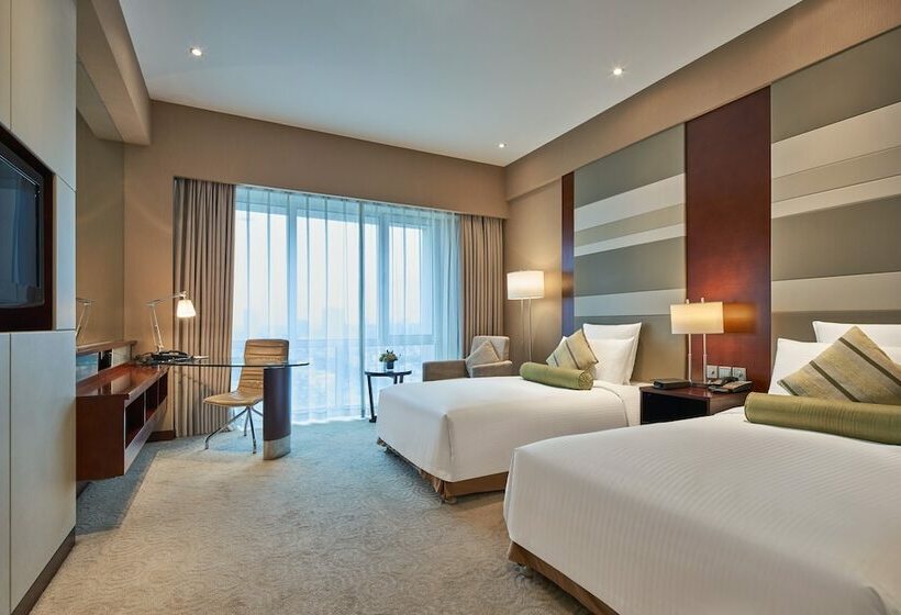 디럭스 룸, The Qube