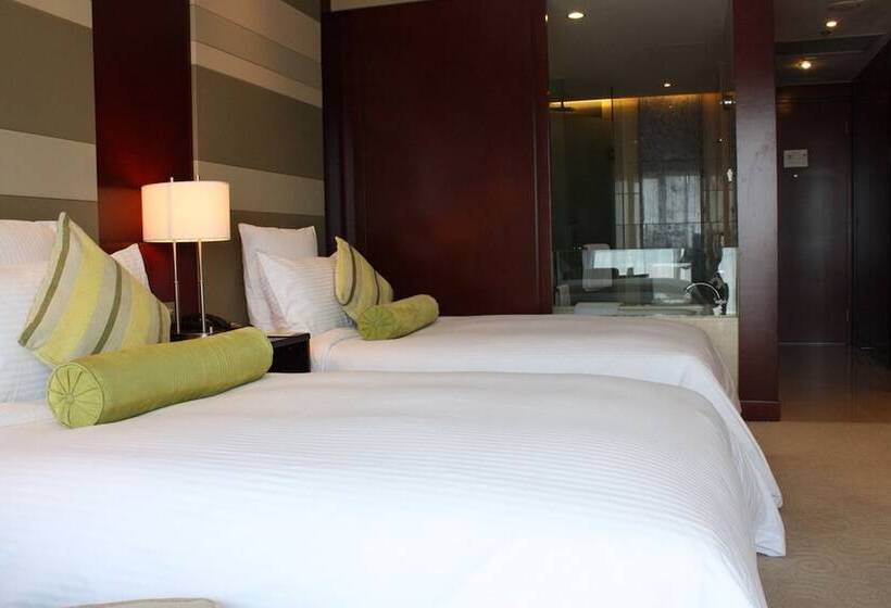 디럭스 룸, The Qube