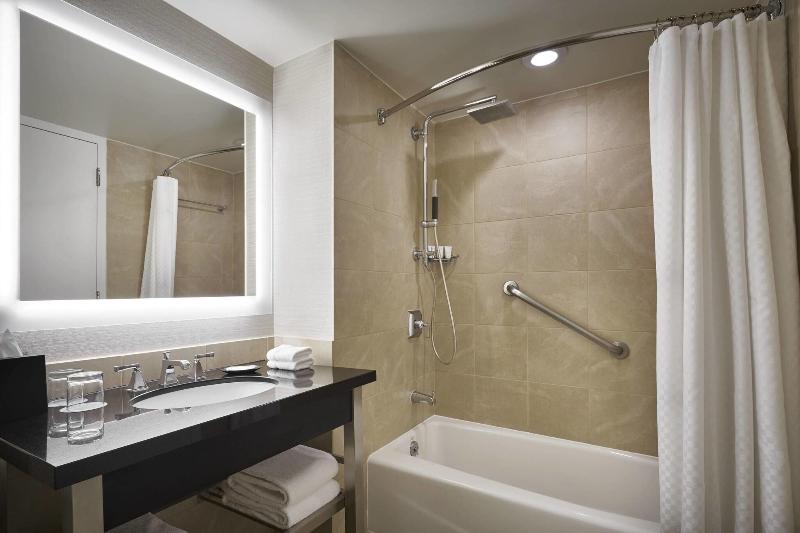 غرفة قياسية سرير كينج, The Westin Alexandria Old Town