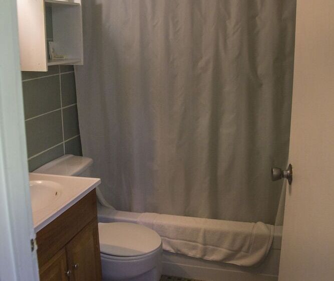 غرفه قياسيه سريرين مزدوجين, Riverview Motel