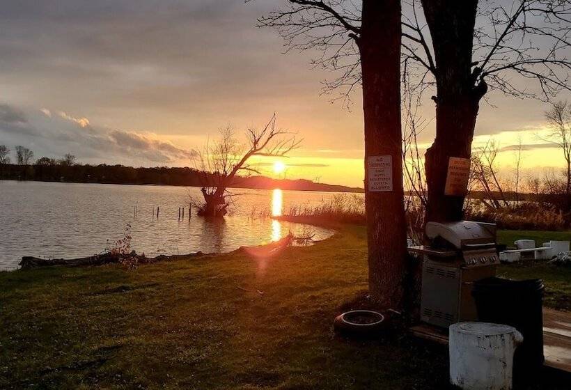 غرفة عائلية, Riverview Motel