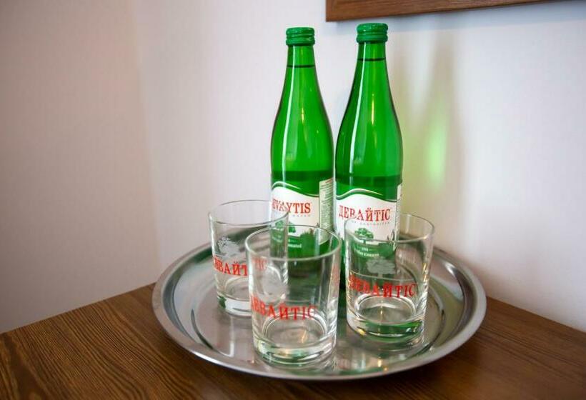 Suite Familiar, князів двір