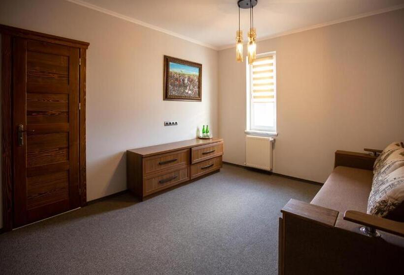 Suite, князів двір