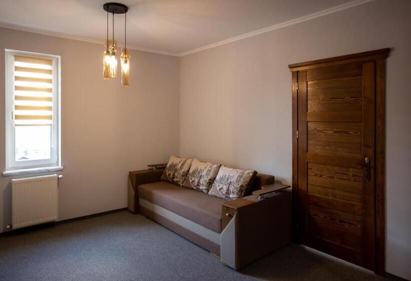 Suite, князів двір