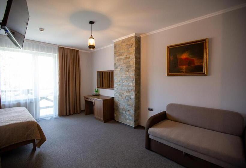 Suite Familiar, князів двір