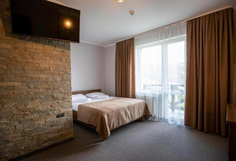 Suite Familiar, князів двір