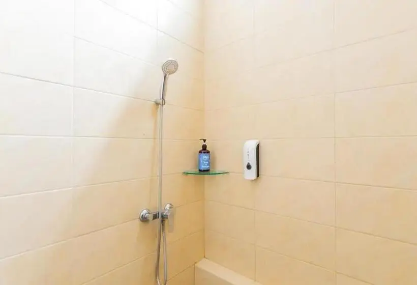 デラックスルーム, Sans Hotel Rajawali Surabaya By Reddoorz