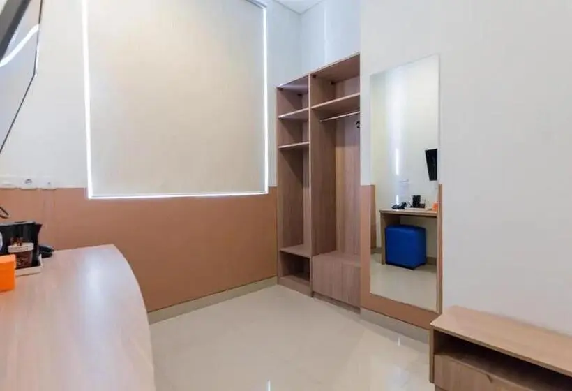 デラックスルーム, Sans Hotel Rajawali Surabaya By Reddoorz