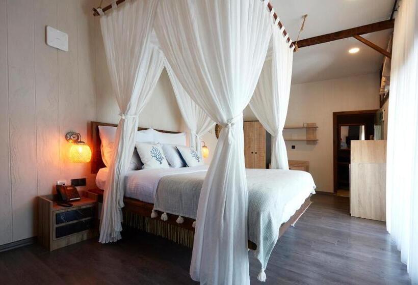 غرفة ديلوكس مطلّة علي البحر مزوَّدة بشُرفة, Lov Faralya Adults Only