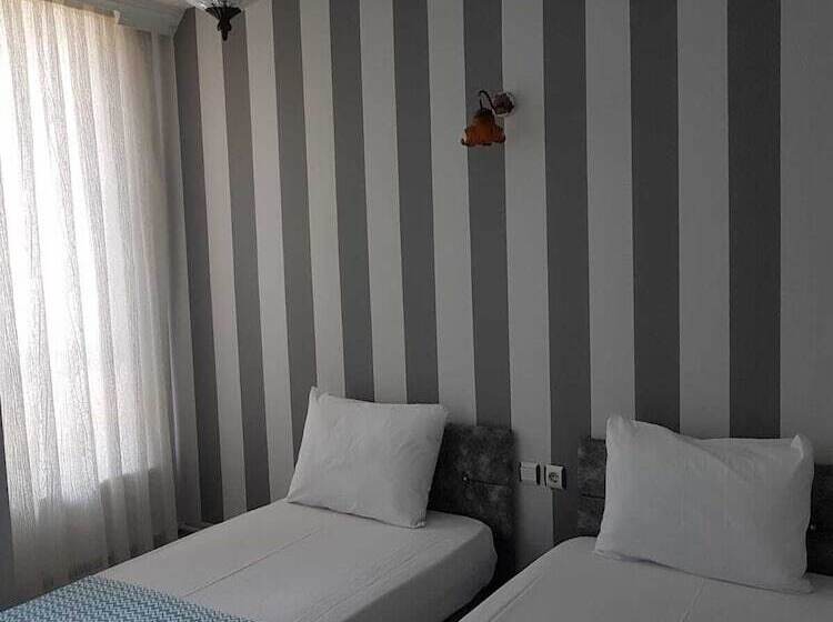 패밀리 룸, Lotus Otel