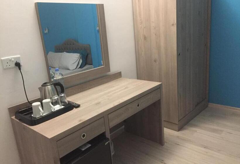 חדר סטנדרט לשלושה, Livana