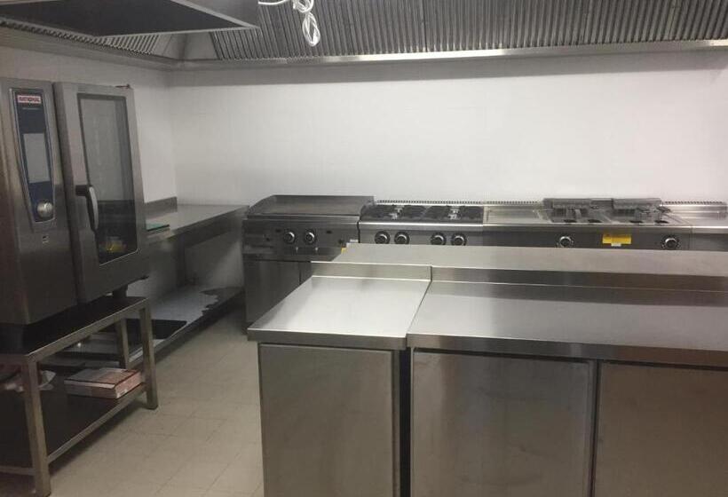 חדר סטנדרט לשלושה, Livana