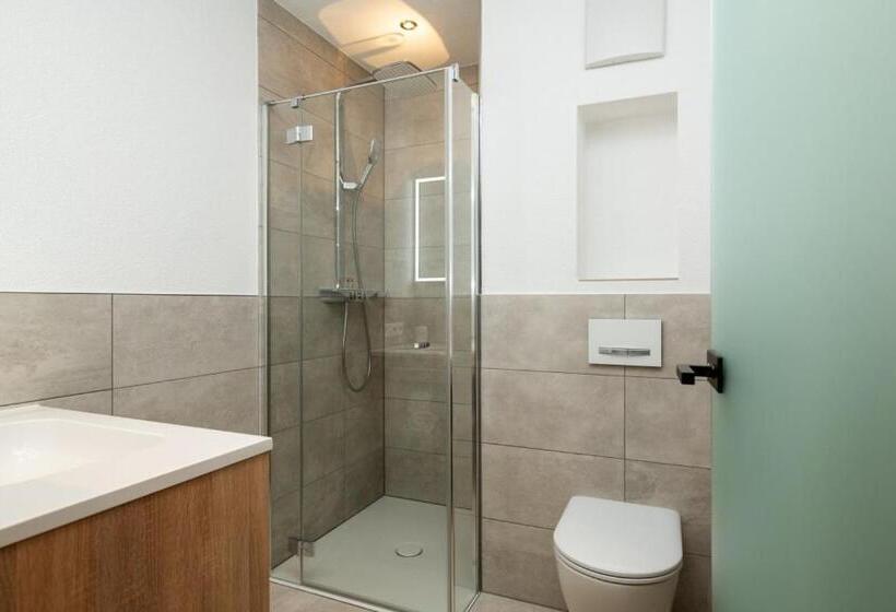 חדר דלוקס, Dorfstube